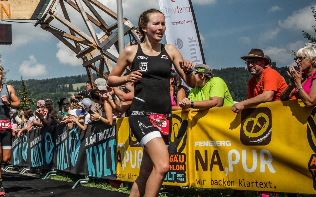 Mona Fakler erklimmt beim Allgäu Triathlon das Podium