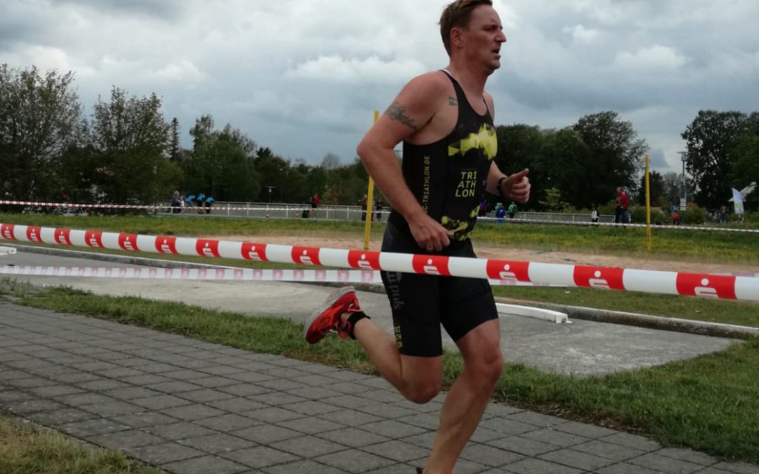 Claus Novak erringt dritten Platz bei Ammersee-Volkstriathlon